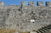 Nymphalis egea: Larvalhabitat mit Parietaria an einer Burgmauer (Olymp, Anfang August 2012) [N]
